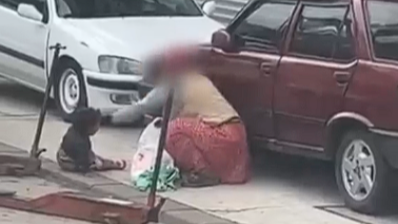 İzmit’te küçük çocuğa sokak ortasında şiddet uyguladı