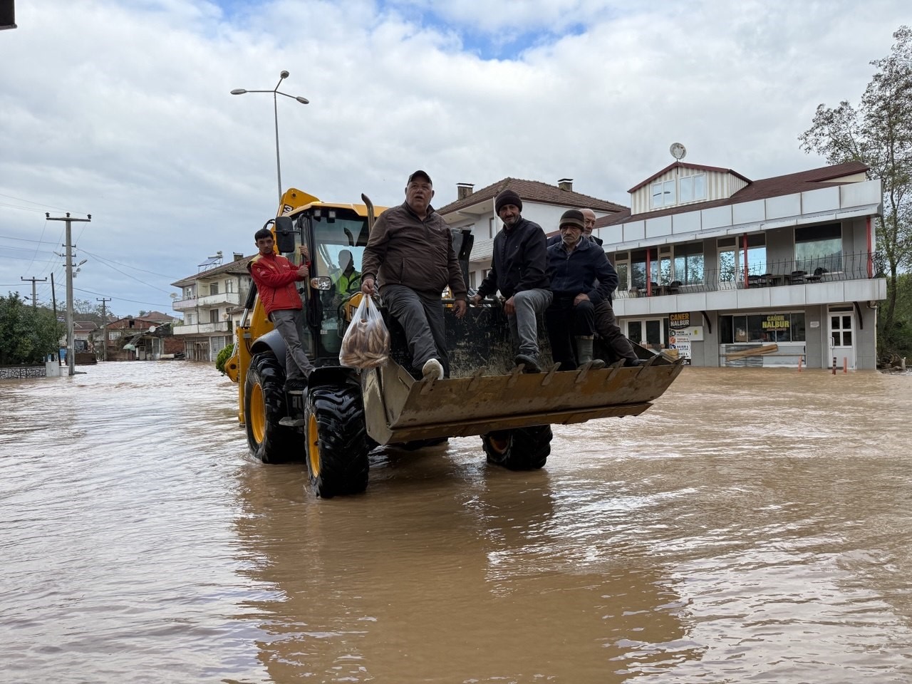 5 ayda dördüncü kez sular altında kalan mahallede günlük hayat sıkıntılı hale geliyor
