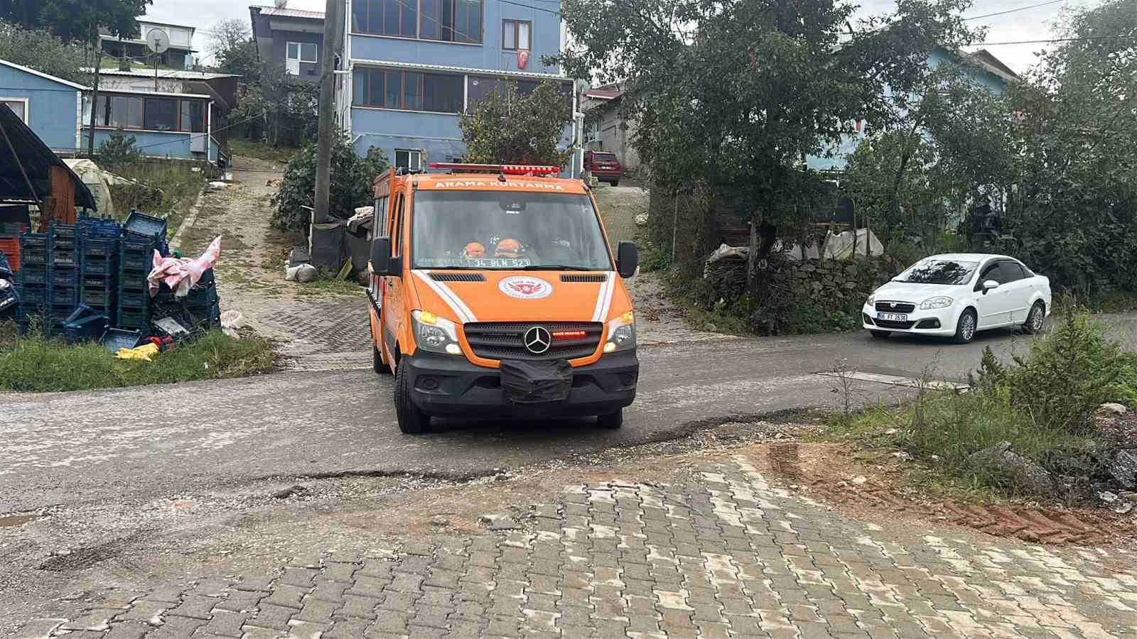 Sele kapılan cipte kaybolan 2 kişiyi arama çalışmaları sürüyor