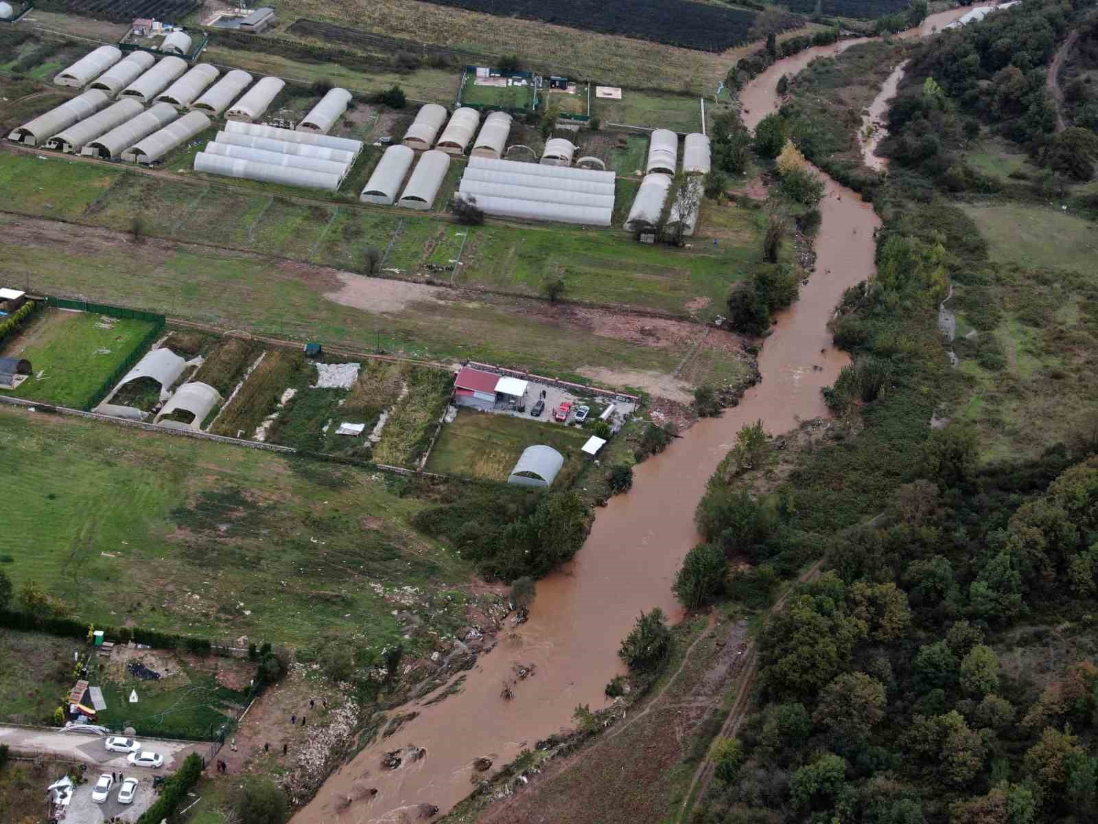 Sele kapılan 2 kişiyi arama çalışmaları dronla görüntülendi