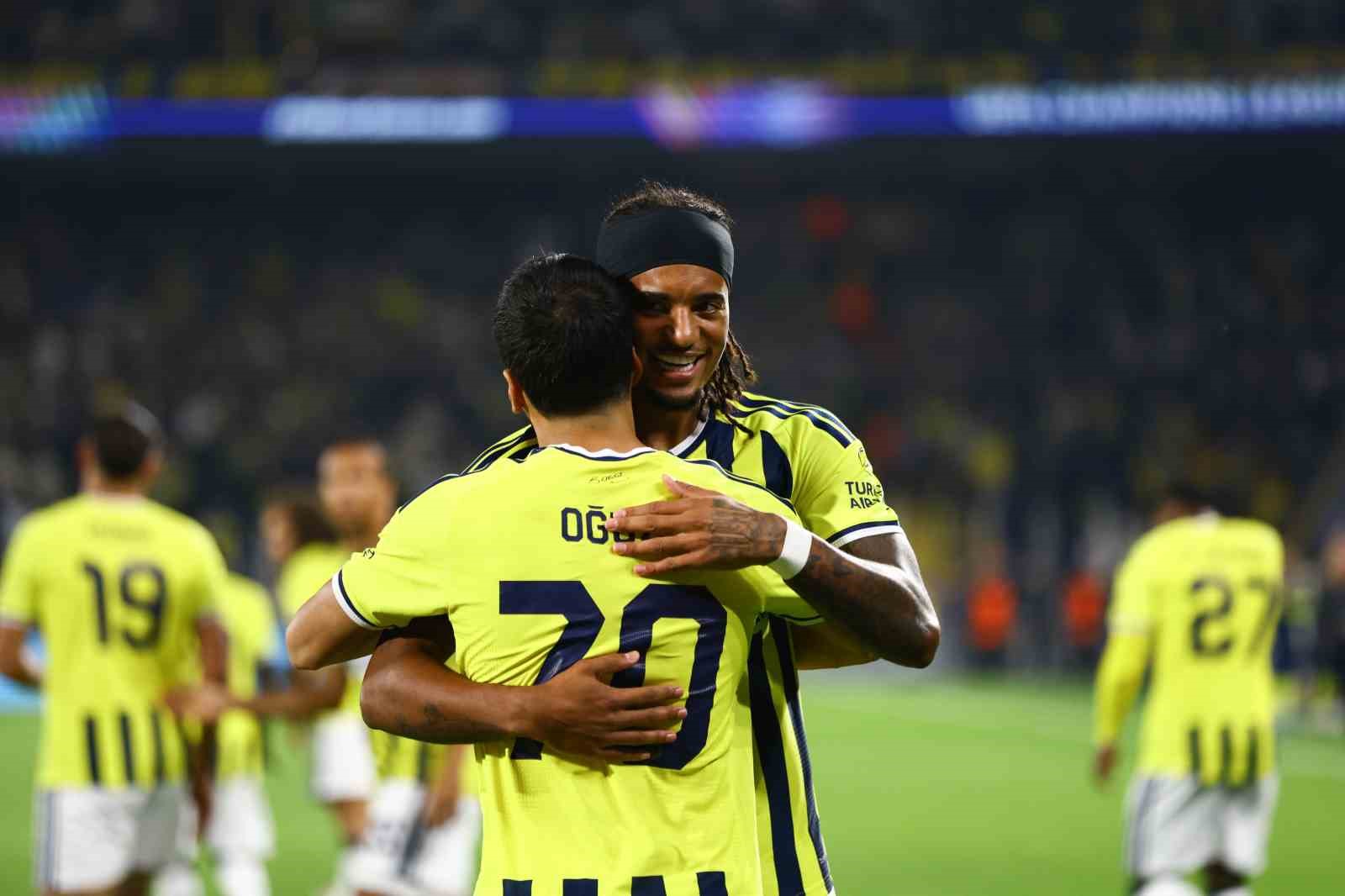 UEFA Şampiyonlar Ligi: Fenerbahçe: 2 - Slavia Prag: 1 (İlk yarı)
