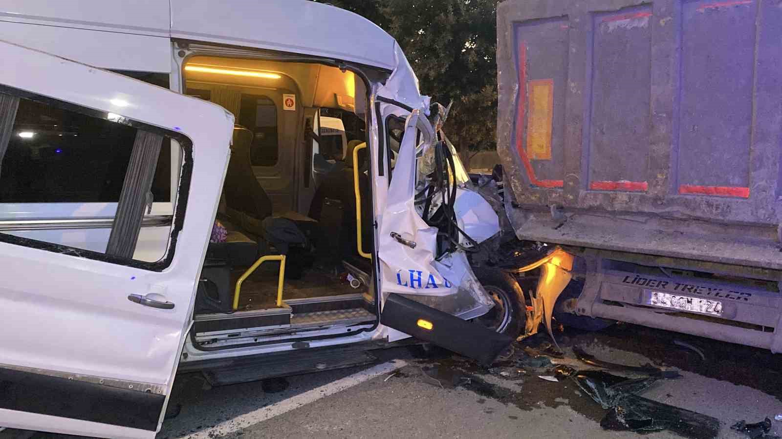 Arnavutköy’de servis minibüsü hafriyat kamyonuna çarptı: 9 yaralı
