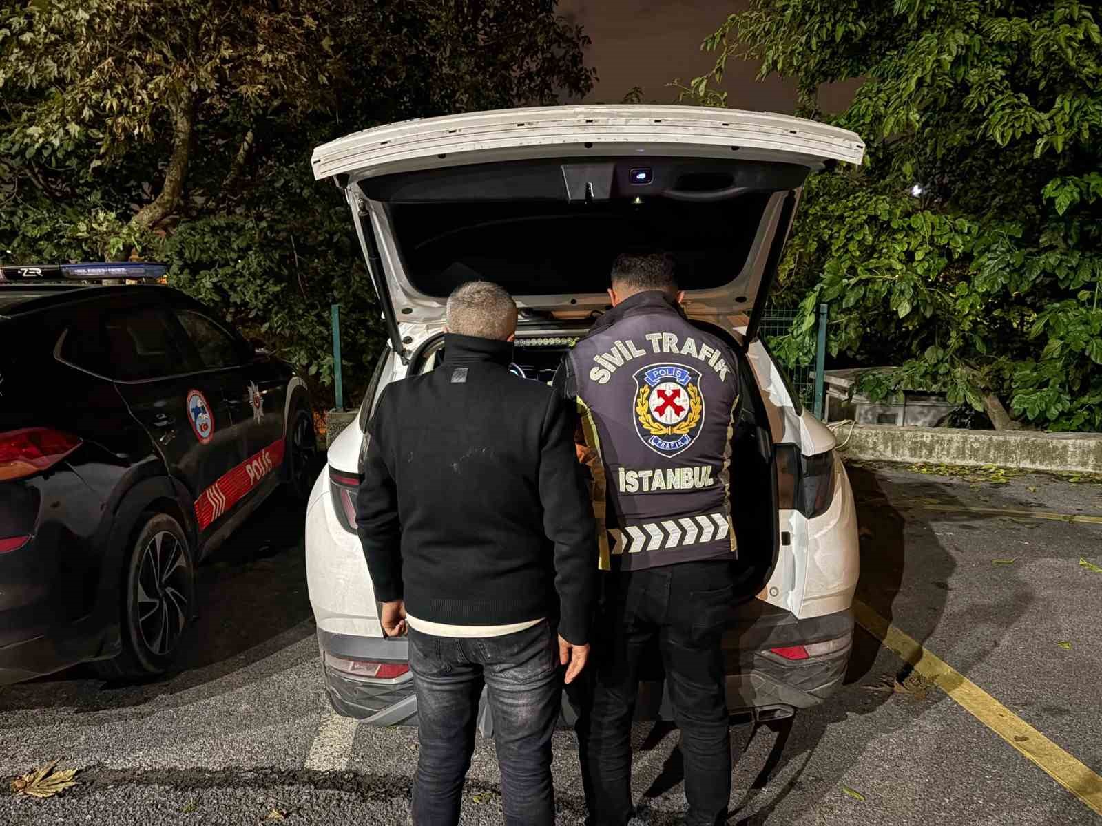 Yolu keserek trafik güvenliğini tehlikeye düşüren 2 sürücüye 384 bin 712 TL ceza
