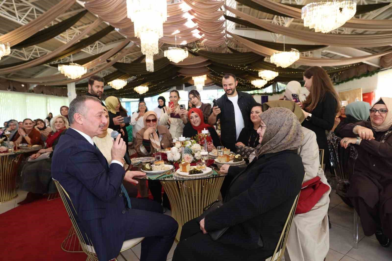 Başkan ile annesinin diyaloğu salonu kırdı geçirdi
