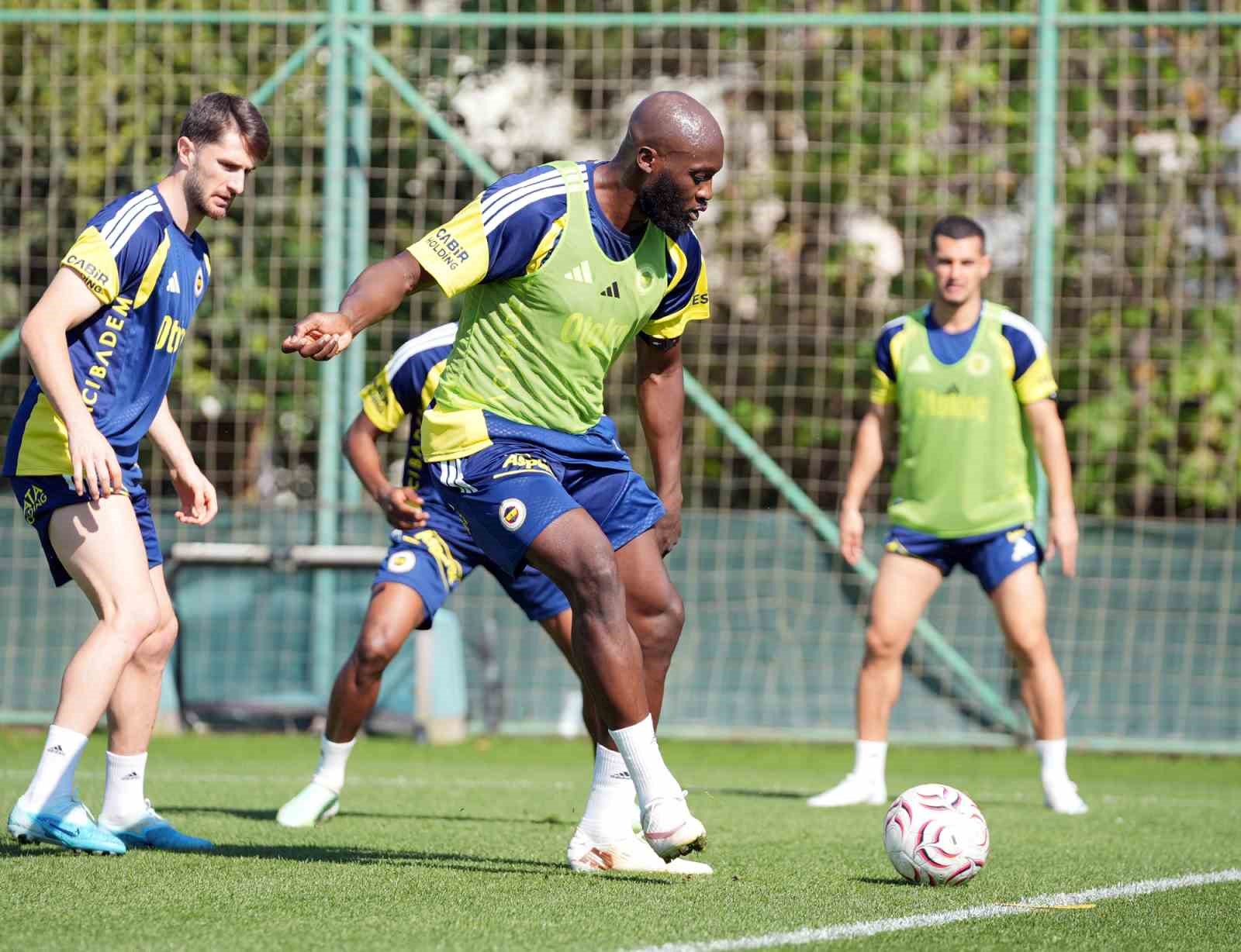 Fenerbahçe, Galatasaray maçı hazırlıklarına ara vermeden başladı
