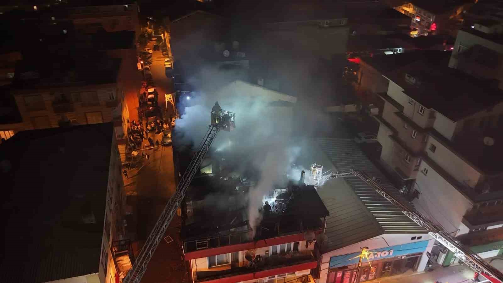 Kağıthane’de 4 katlı binanın çatısı yandı
