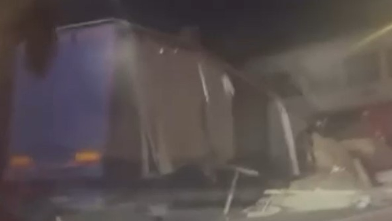 Tır bariyerlere girdi, 1 yaralı