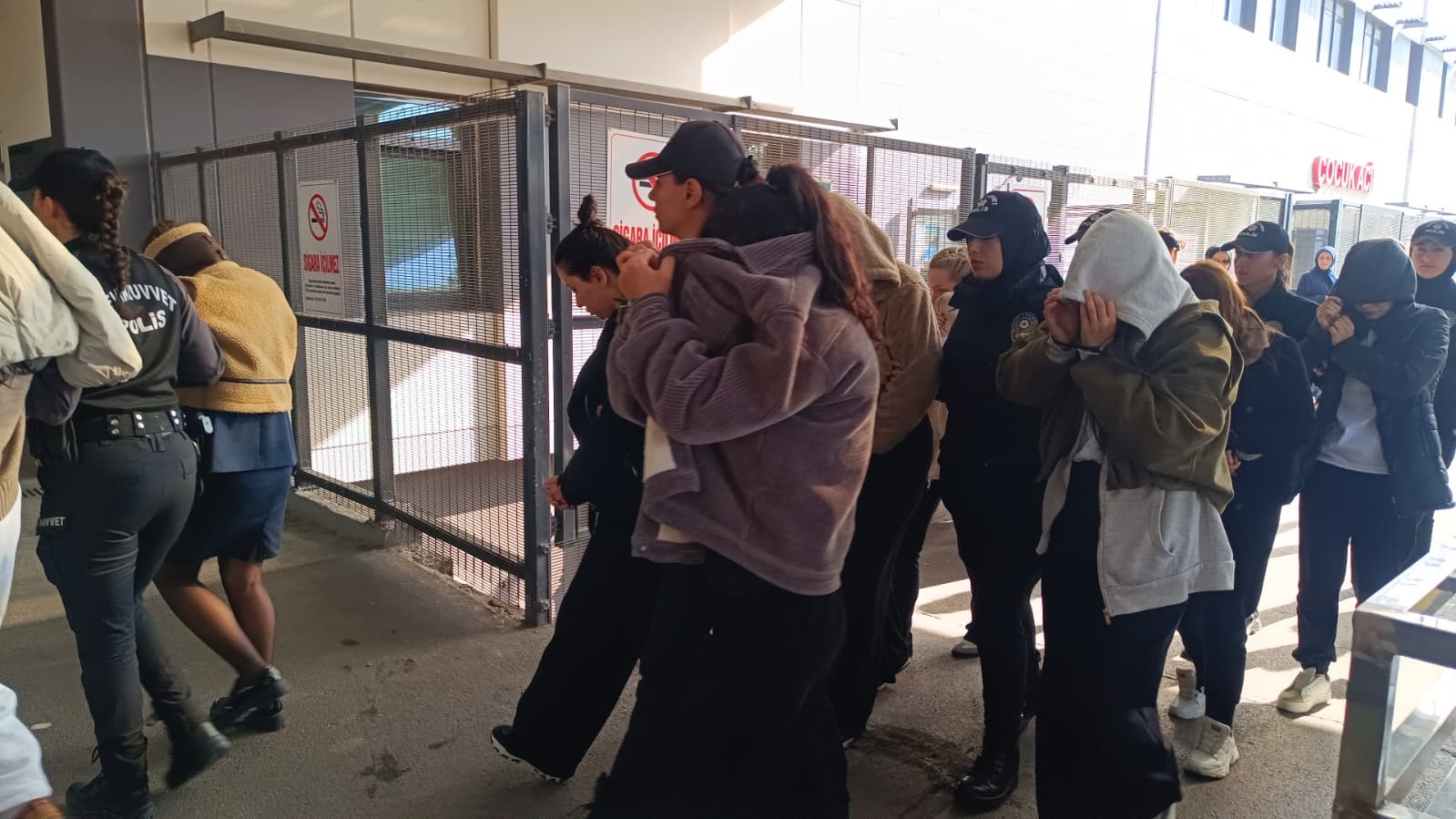 Yasa dışı üreme ticareti operasyonunda gözaltına alınan 44 şüpheli sağlık kontrolünden geçirildi