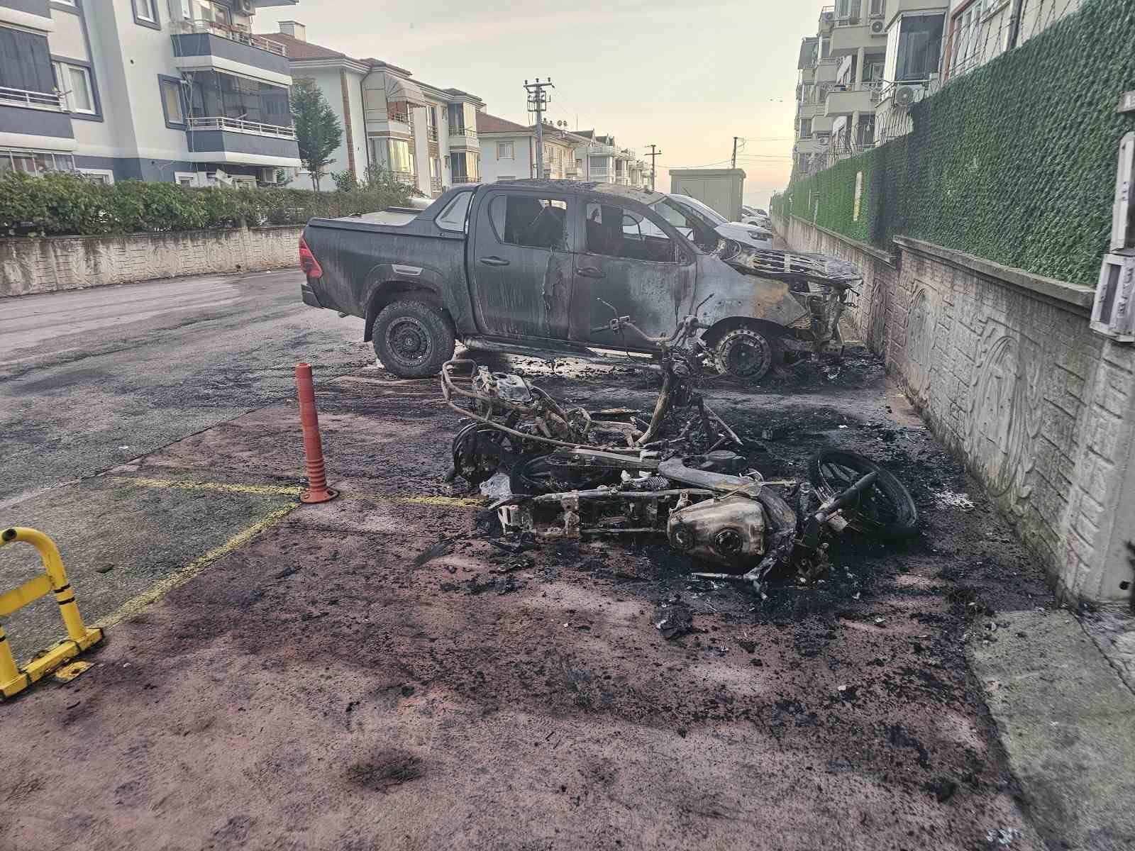 Park halindeki 2 motosiklet ve cip alevlere teslim oldu: Araçlar hurdaya döndü
