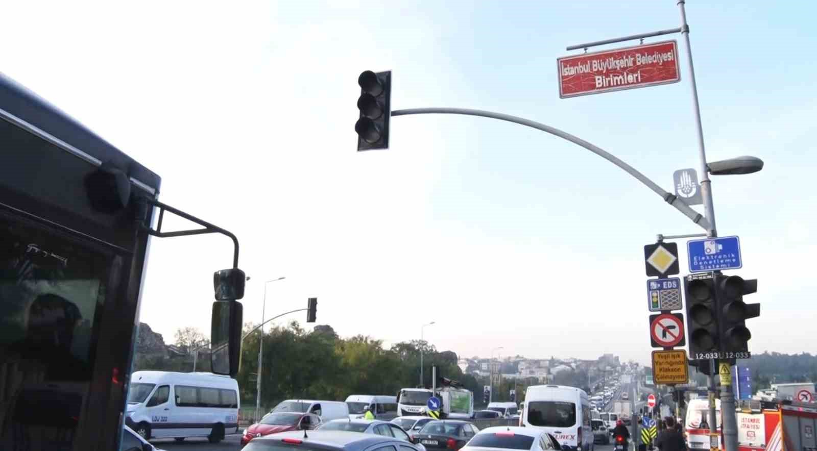 Eyüpsultan’da kazada 4 kişi yaralandı: Baba kızına sarıldı, olay yerine gelen anne fenalaştı
