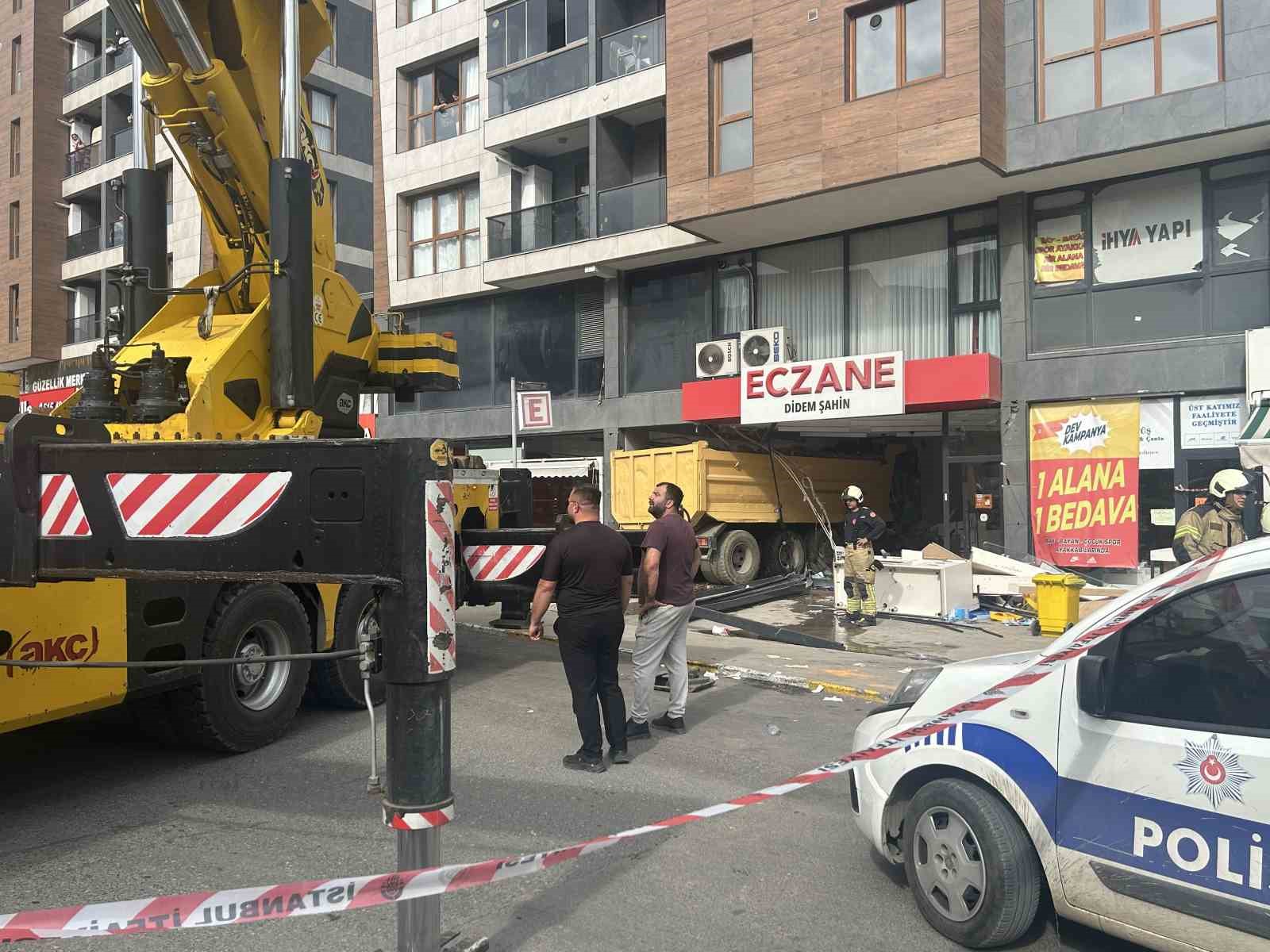 Pendik’te hafriyat kamyonu eczaneye daldı: 6 yaralı