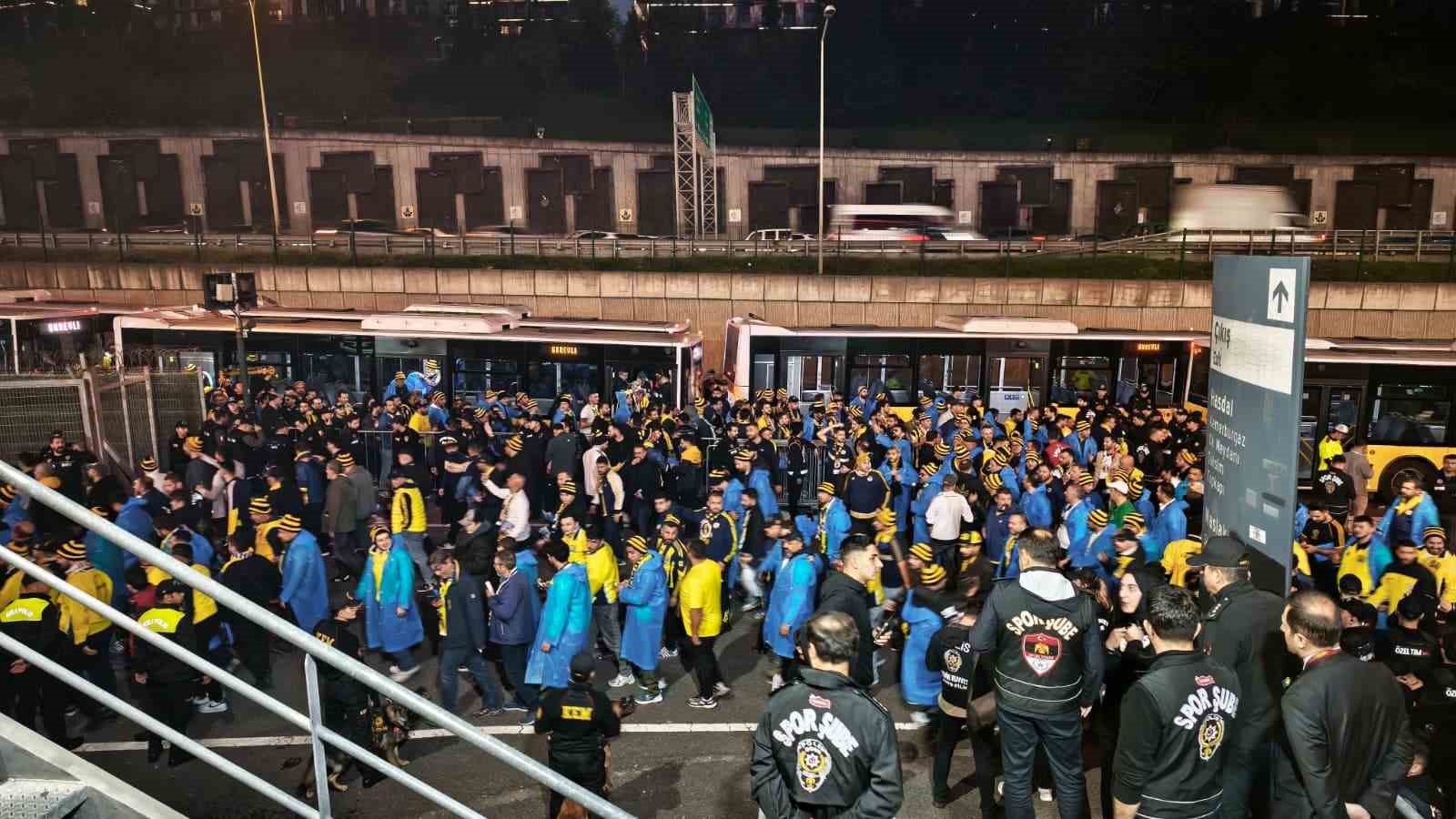 Fenerbahçe taraftarları, RAMS Park’a geldi
