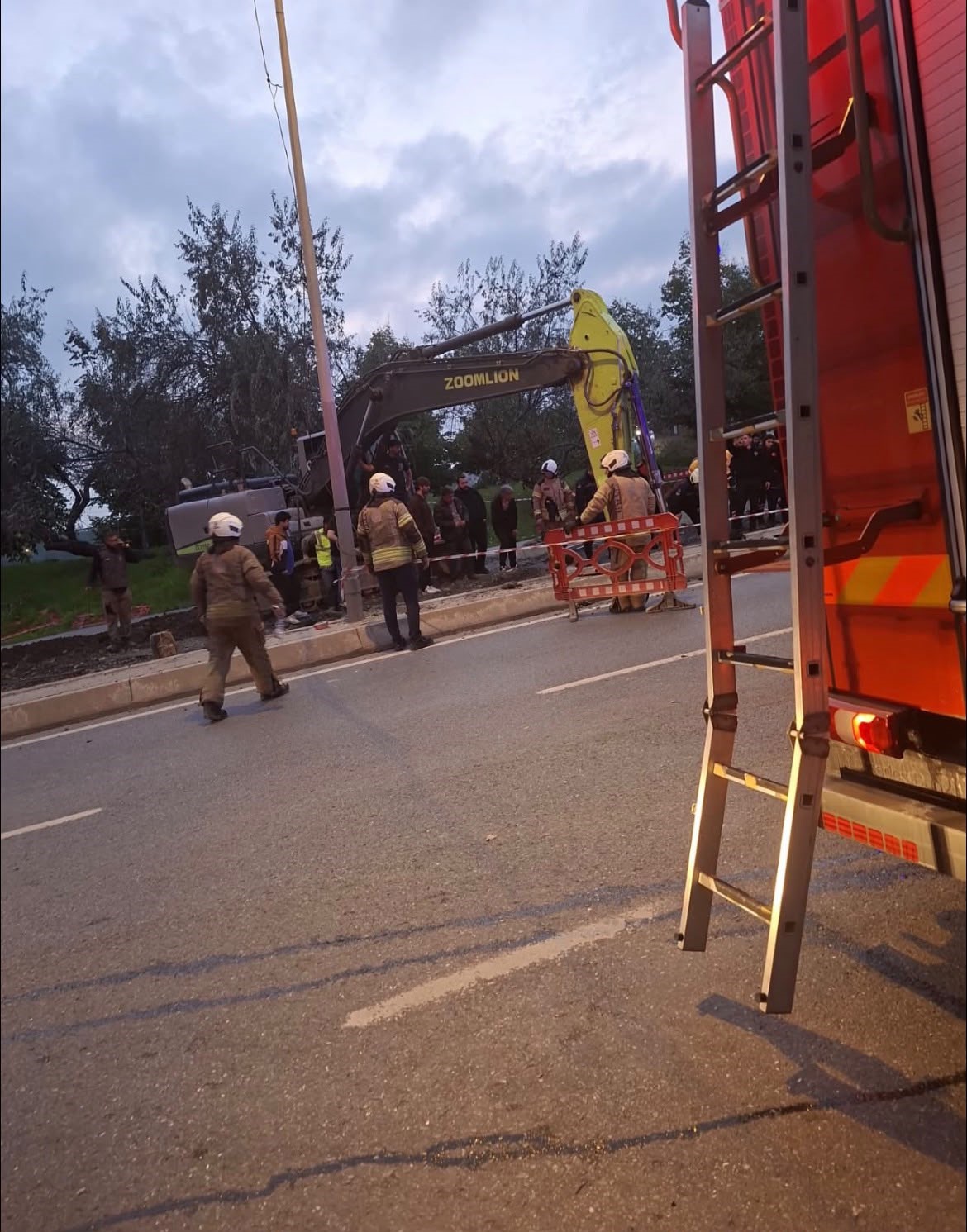 Bayrampaşa’da çalışma sırasında yol çöktü. Göçük altında kalanları olduğu iddia edilirken, olay yerine polis, AFAD, itfaiye ve sağlık ekipleri sevk edildi.
