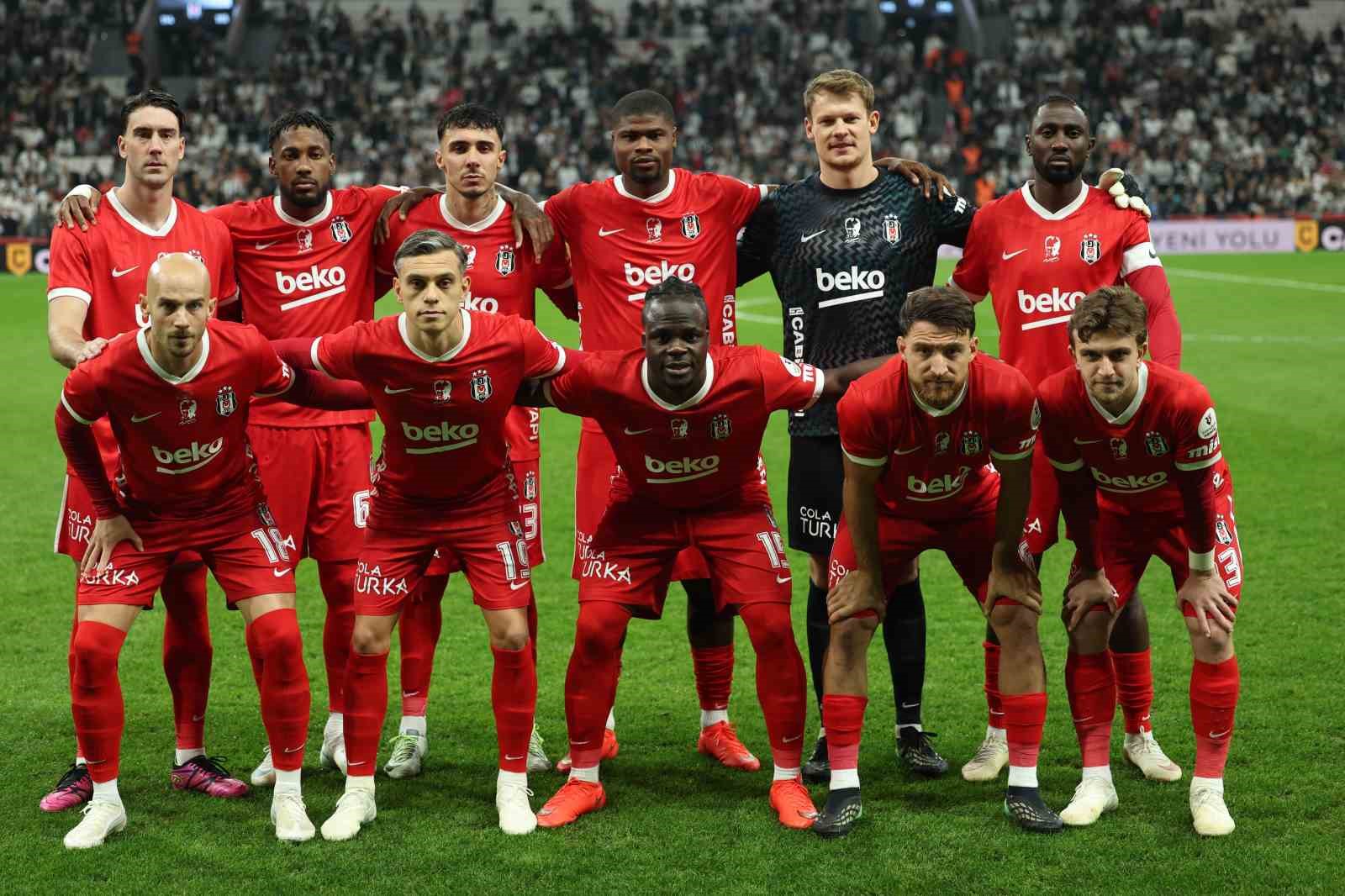 Trendyol Süper Lig: Beşiktaş: 0 - Başakşehir: 0 (İlk yarı)
