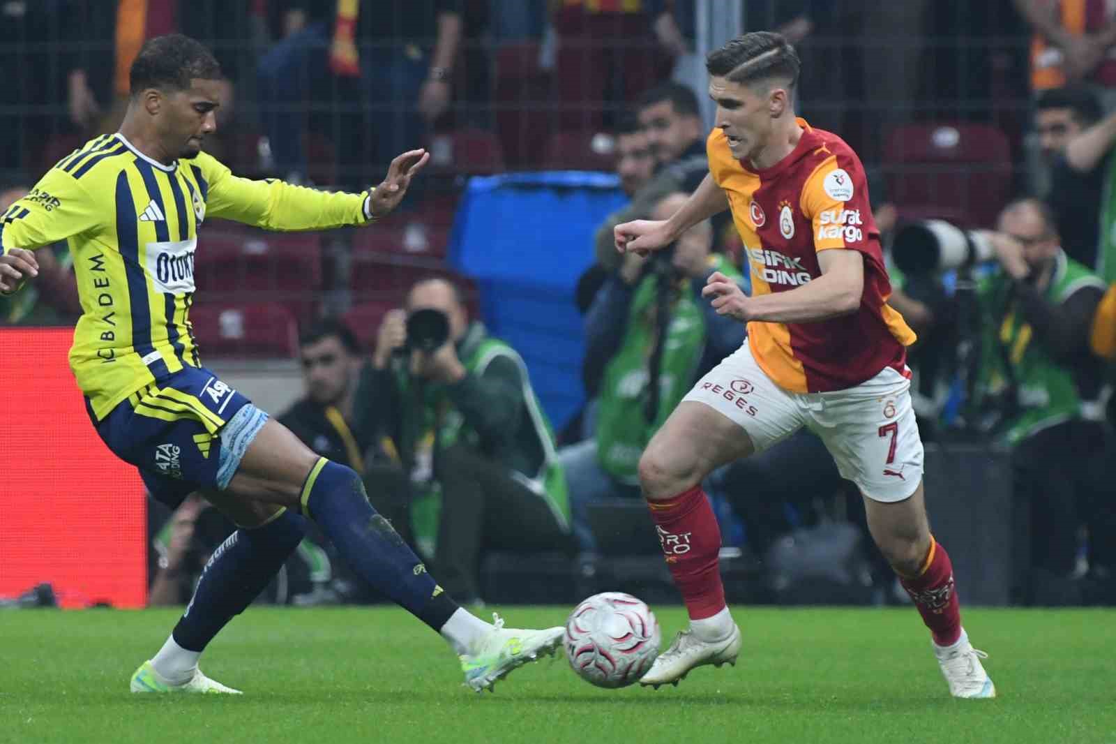 Trendyol Süper Lig: Galatasaray: 2 - Fenerbahçe: 0 (İlk yarı)
