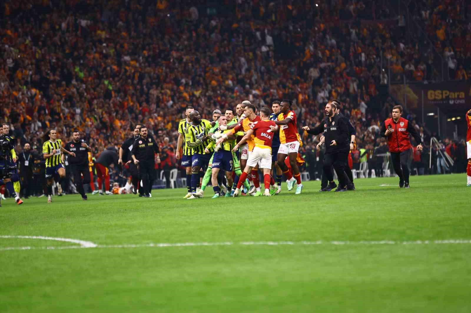 Derbi sonrası saha karıştı
