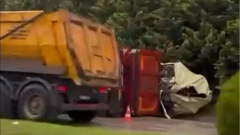 Hafriyat kamyonu yol kenarında devrildi