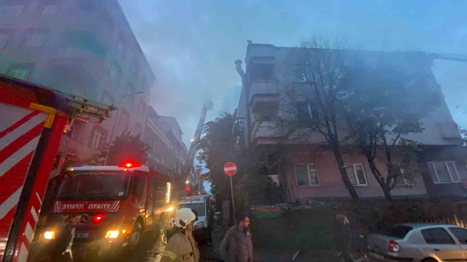 Küçükçekmece’de iş yerinin çatısı alevlere teslim oldu
