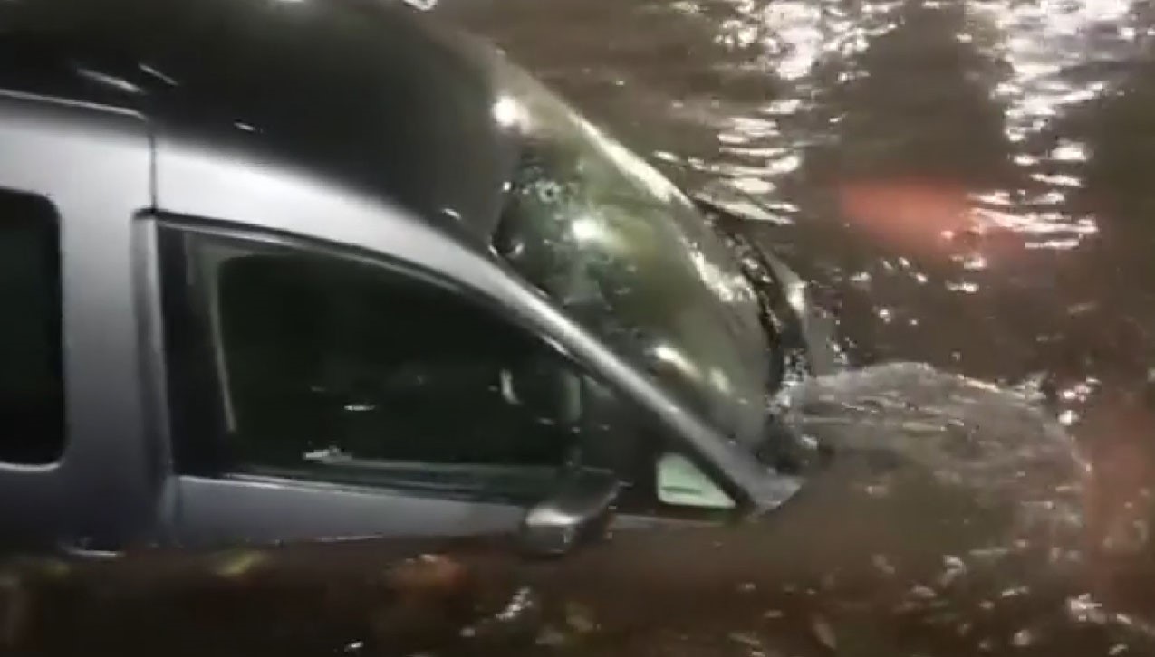 Pendik’te alt geçidi su bastı, sürücü ve kızı mahsur kaldı
