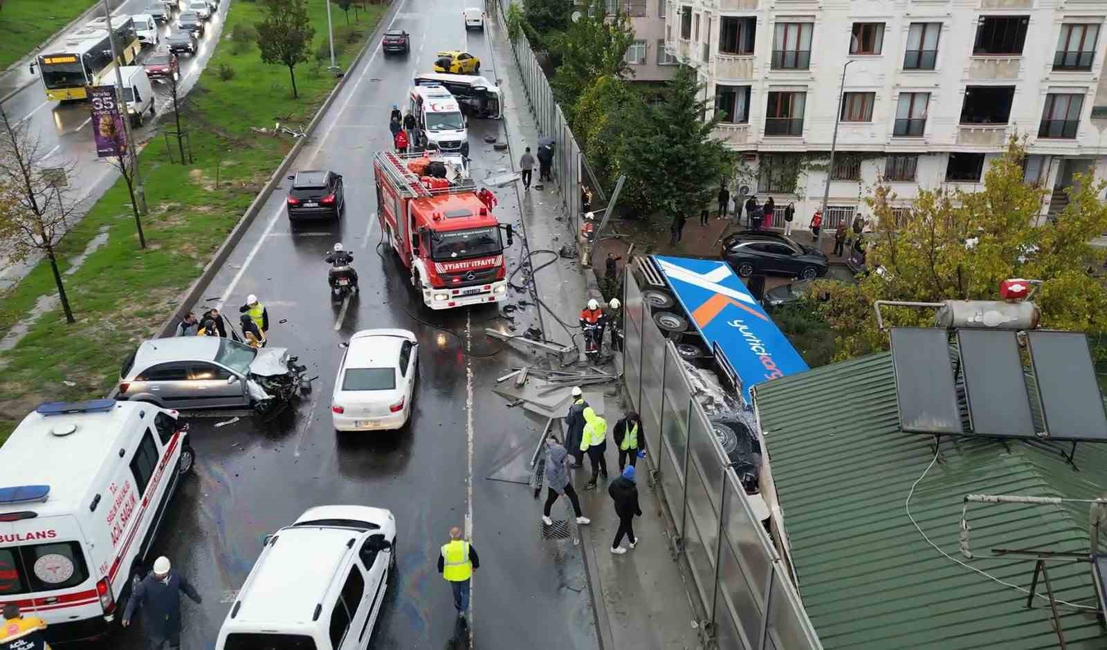 Sultangazi’de karşı şeride geçen kargo firması tırı, araçlara çarpıp yaklaşık 5 metreden bahçeye uçtu
