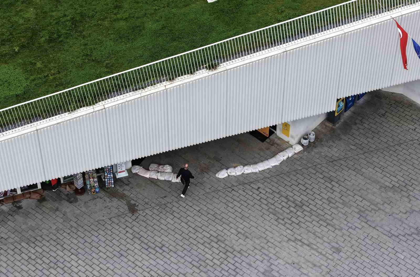 İBB’ye bağlı Kabataş Transfer Merkezi’nde çuvallarla sel önlemi
