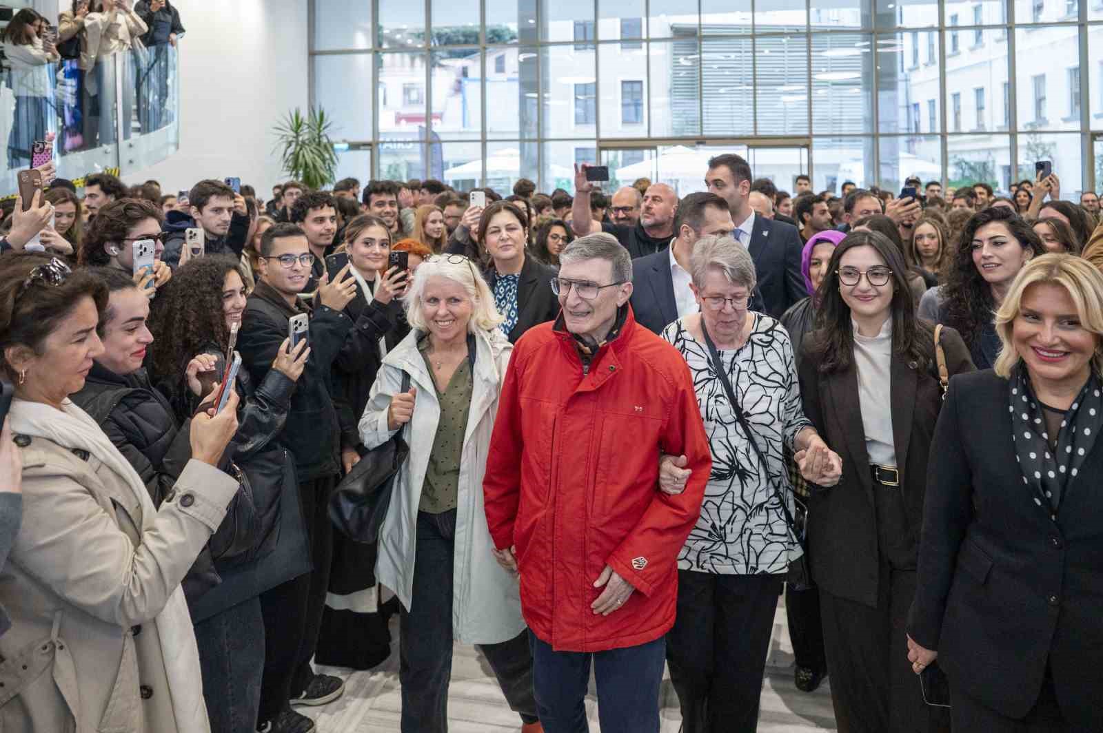Öğrencilerle buluşan Prof. Dr. Aziz Sancar’dan gülümseten öneri
