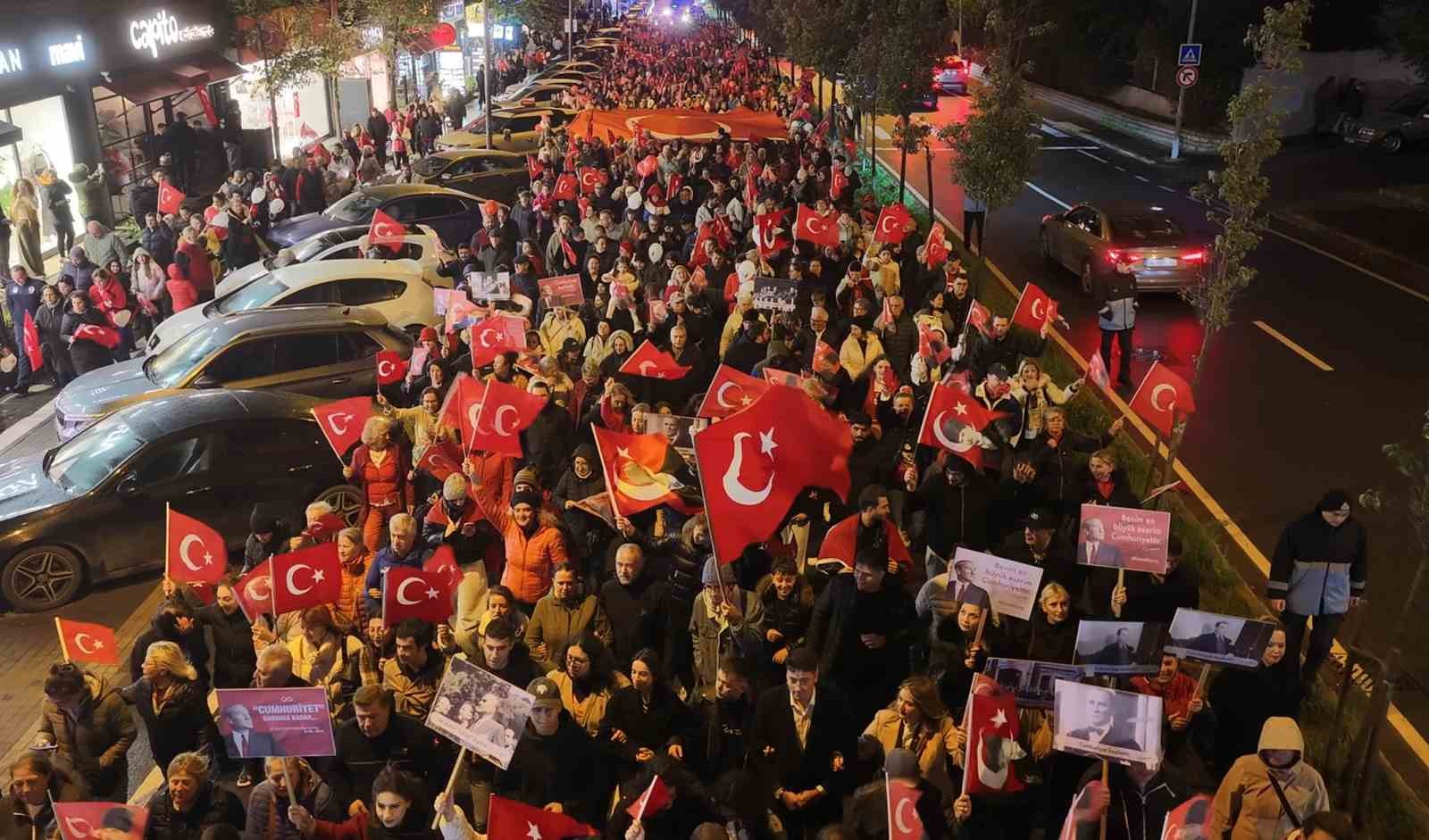 Büyükçekmece’de Cumhuriyet coşkusu fener alayıyla yaşandı