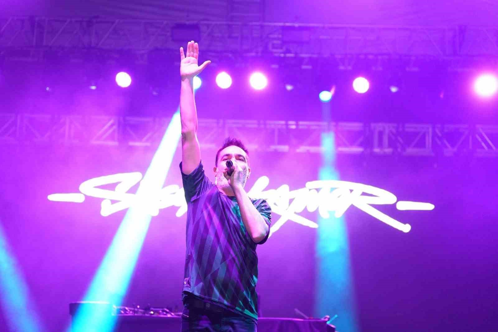 Sagopa Kajmer konserinde binlerce kişi yağmur altında Cumhuriyet coşkusunu yaşadı
