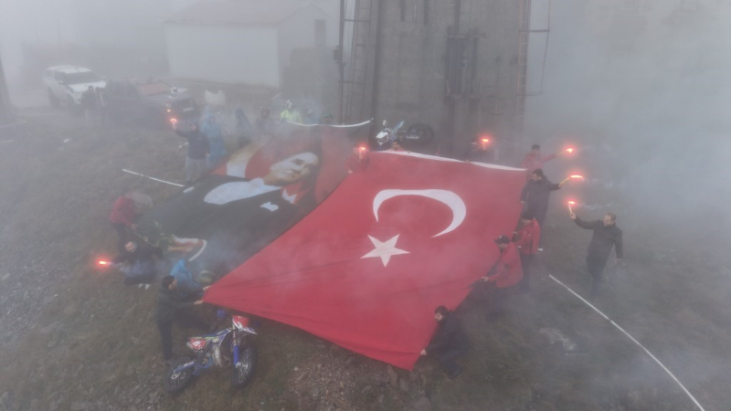 Ay yıldızlı bayrak karadan ve sudan zirveye ulaştı