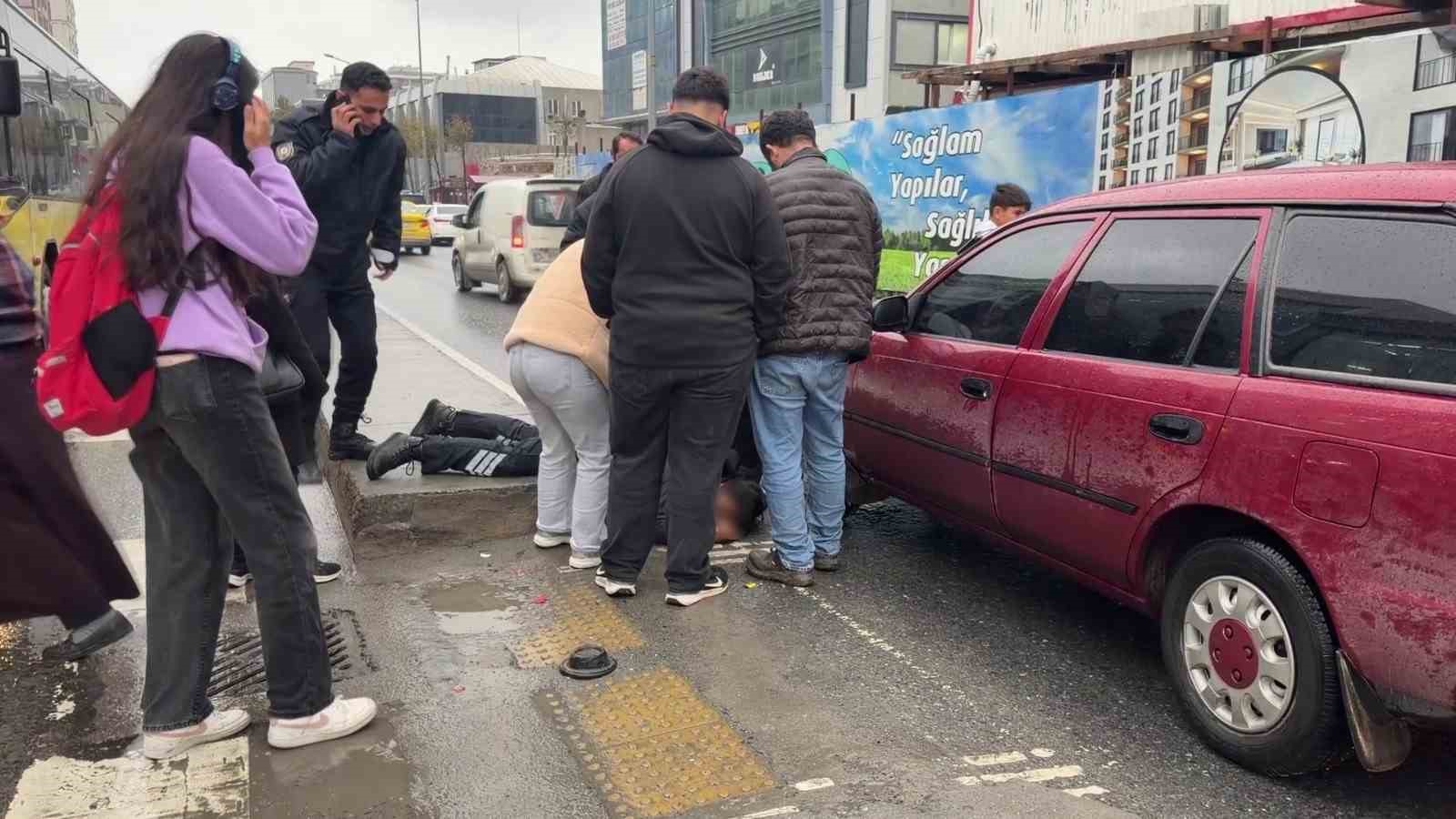 Sultangazi’de yaya geçidinde otomobilin çarptığı kadın yaralandı