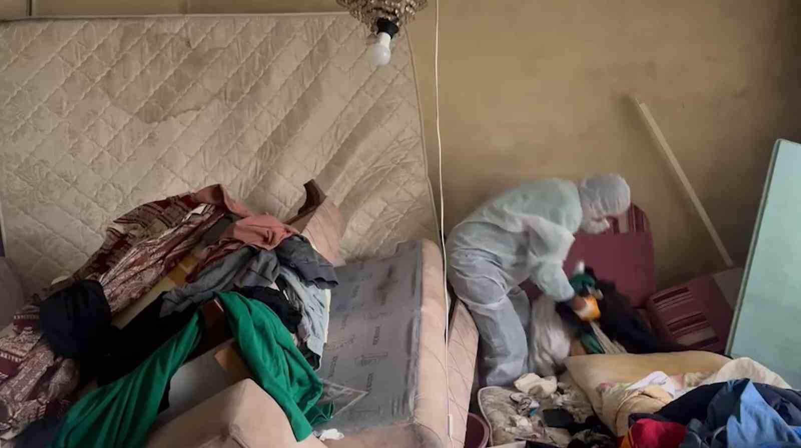 Beyoğlu’nda evden 4 ton çöp çıktı

