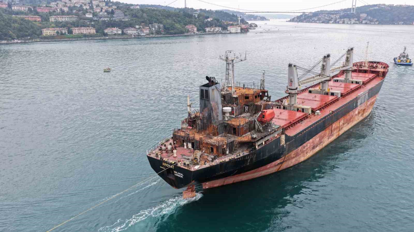 Karadeniz’de İHA saldırısına uğrayan "MV Aroyat" İstanbul Boğazı’ndan geçti