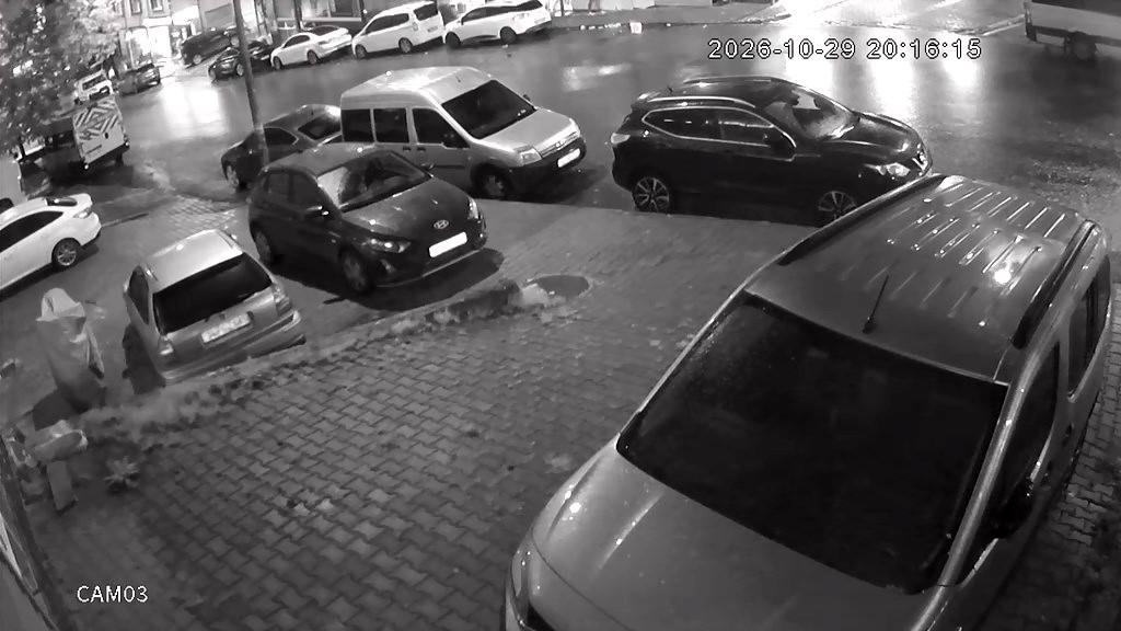 Esenyurt’ta yokuş aşağı direksiyon hakimiyetini kaybeden sürücü park halindeki araçlara çarptı: O anlar kamerada