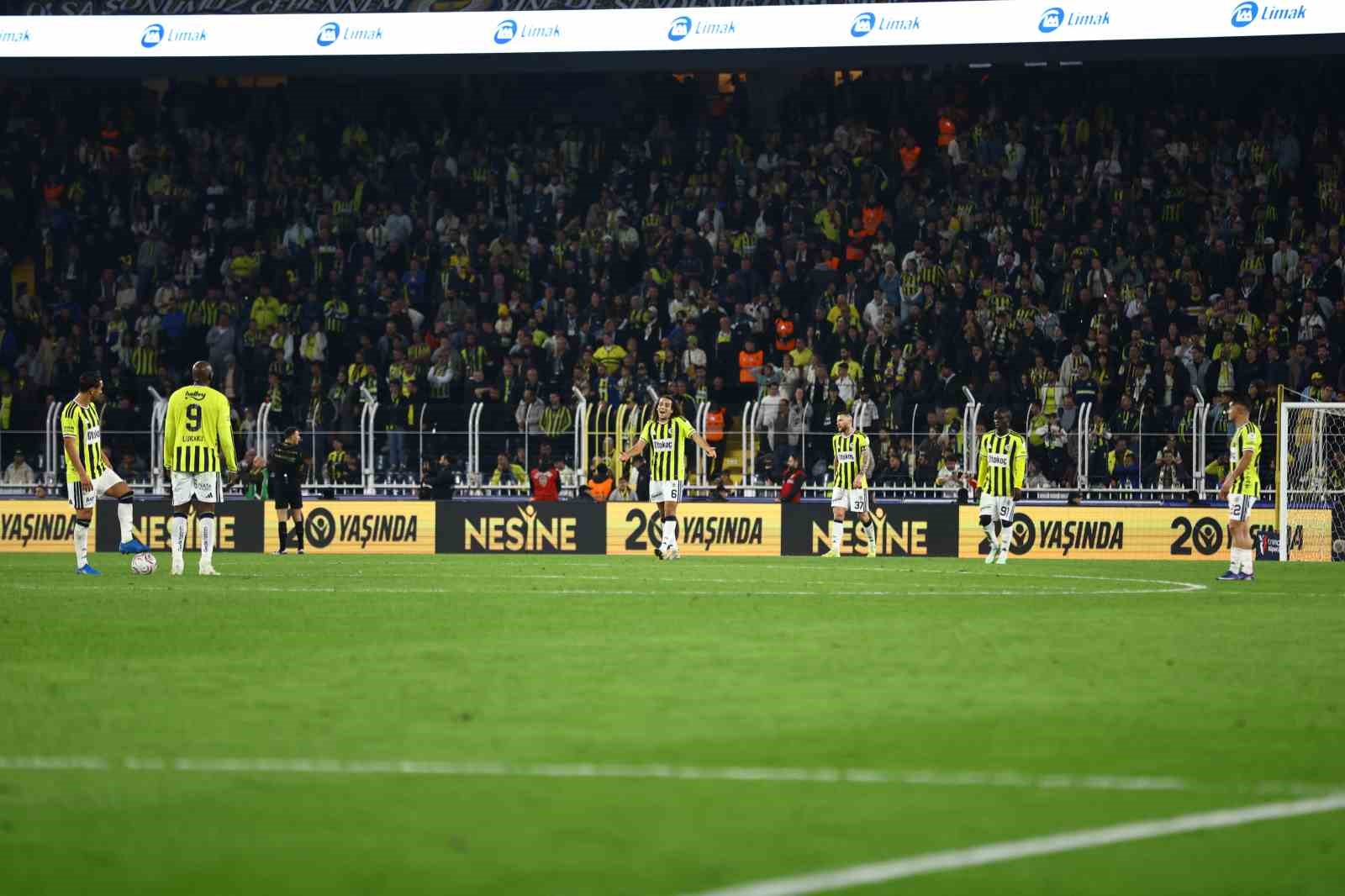 Fenerbahçe, ligde üst üste 2. mağlubiyetini aldı
