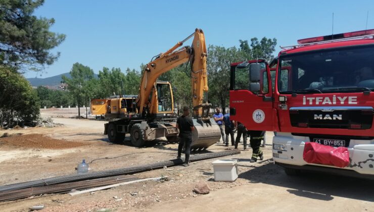 Park halindeki iş makinası yandı