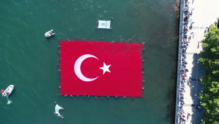 600 metrekarelik rekor büyüklükteki Türk bayrağı, İzmit Körfezi’ni taçlandırdı