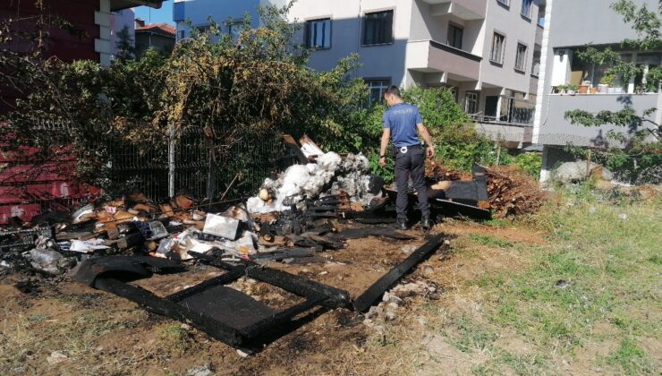 Hurdalık olarak kullanılan kulübe alevlere teslim oldu