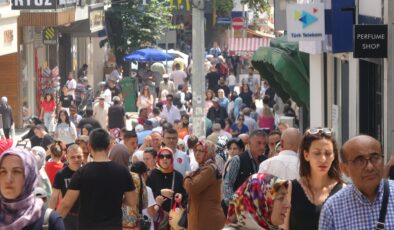 Çarşıda iğne atsan yere düşmez