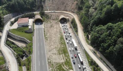 Tatilciler Bolu Dağı’nda kilometrelerce araç kuyruğu oluşturdu