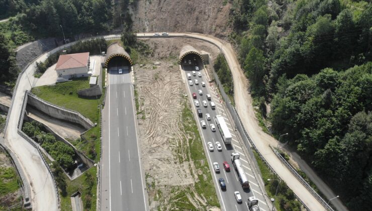 Tatilciler Bolu Dağı’nda kilometrelerce araç kuyruğu oluşturdu