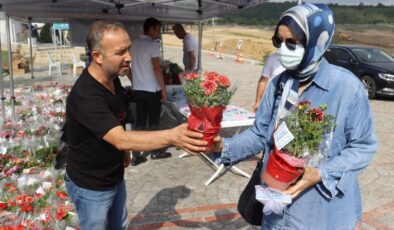 İzmit Belediyesi mezarlıkları ziyaret eden vatandaşlara çiçek ve cüz dağıttı