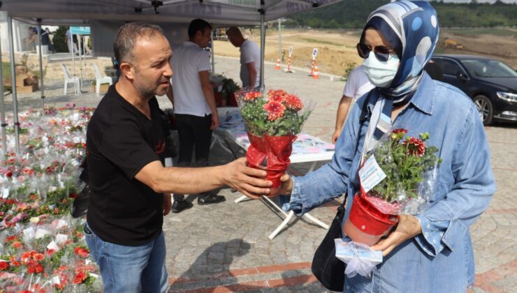 İzmit Belediyesi mezarlıkları ziyaret eden vatandaşlara çiçek ve cüz dağıttı