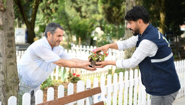 Kartepe Belediyesi arefe gününde mezarlıklara 58 bin çiçek dağıttı