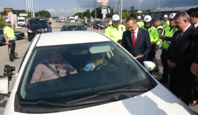 Bayram tatiline çıkan sürücüler denetlendi, Vali Yavuz çocuklara hediyeler verdi