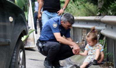 Kaza sonrası araçlardan savrulan parçalarla oynayan miniğe polis şefkati