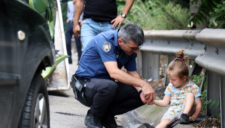 Kaza sonrası araçlardan savrulan parçalarla oynayan miniğe polis şefkati