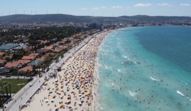 Çeşme, bayramın üçüncü günüde tıklım tıklım doldu