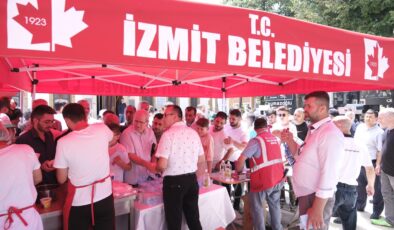 İzmit Belediyesi, şehitler için helva ve cüz dağıttı