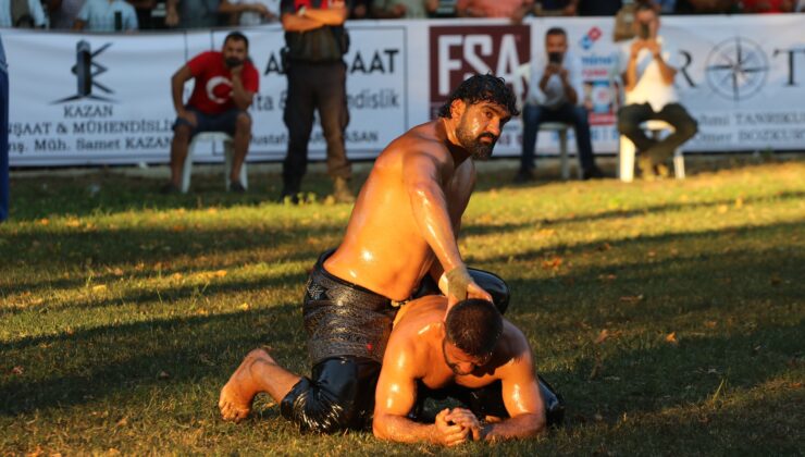 Akbalık Yağlı Güreşleri Başpehlivanı Serhat Gökmen oldu