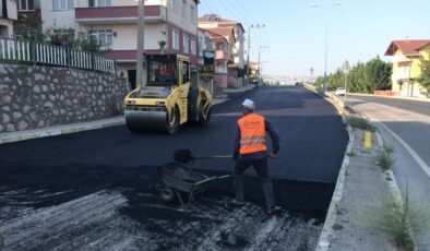 Gölcük’te asfalt seferberliği sürüyor